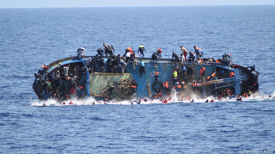 Lebensgefährliche Flucht: jedes Jahr sterben tausende Menschen im Mittelmeer. Foto: Reuters &amp; Marine Militare 