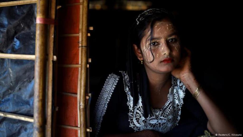 „Das Make-up ist mein Hobby und zugleich unsere Tradition. Ohne Reis kann ich überleben, aber nicht ohne Make-up“, sagt die dreizehnjährige Juhara Begum. Sie lebt seit September letzten Jahres in Cox's Bazar. Auch im Flüchtlingslager trägt sie die Paste im Gesicht. „Ich wohne oben auf dem Hügel und durch die starke Sonneneinstrahlung ist es sonst zu heiß.“ (photo: Reuters/Clodagh Kilcoyne)