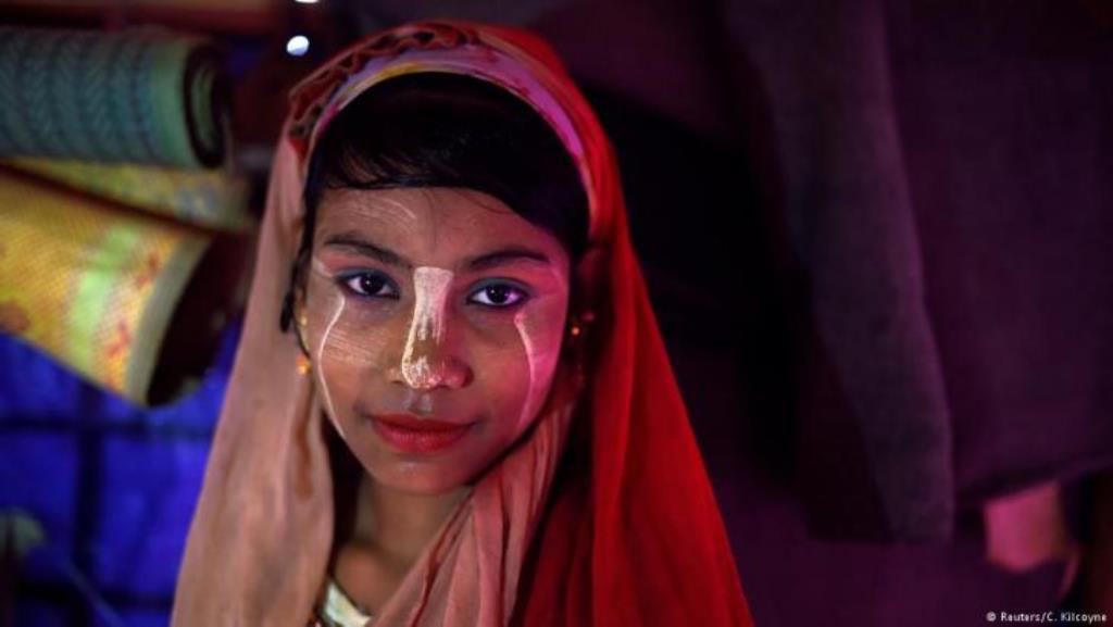 Die 14-jährige Senuara Begum ist aus Myanmar geflohen und lebt jetzt im Jamtoli-Lager in Cox’s Bazar, Bangladesch. Im April 2018 posiert sie hier für ein Foto mit Thanaka-Paste im Gesicht. „Ich mag mein Make-up“, sagt sie. (Foto: Reuters/Clodagh Kilcoyne)