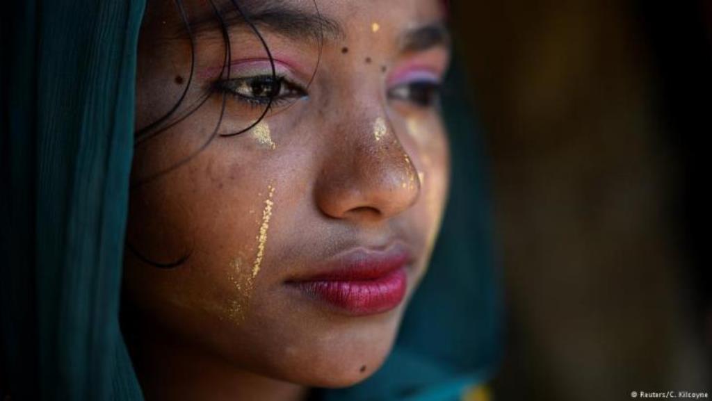 Razina Begum ist sechzehn Jahre alt und trägt Thanaka-Paste im Gesicht. Am 1. April 2018 posiert sie im Jamtoli-Lager in Cox's Bazar, Bangladesch, für ein Foto. „Ich verwende die Creme, um mein Gesicht sauber und frisch zu halten. Ich trage sie jeden Tag“, sagt sie. (Foto: Reuters/Clodagh Kilcoyne)