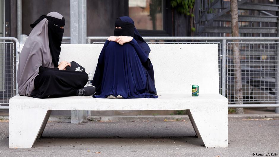 Sabina (left), 21, and Alaa, both students and wearers of the niqab, sit in a park in Copenhagen, Denmark, July 17, 2018 (photo: Reuters/Andrew Kelly)