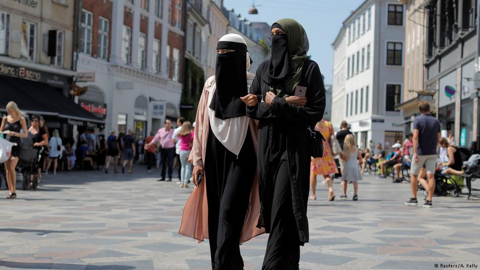 Anna-Bella (L), 26, a home care worker and Amina, 24, a student, both members of the group Kvinder I Dialog (Women In Dialogue) and wearers of the niqab, walk along Stroget, the main shopping strip in Copenhagen, Denmark, 26 July 2018 (photo: Reuters/Andrew Kelly)