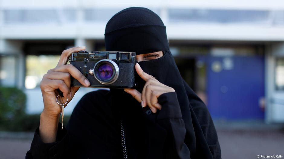 Amina, 24, a wearer of the niqab and a member of the group Kvinder I Dialog (Women In Dialogue), using a camera in Copenhagen, Denmark (photo: Reuters/Andrew Kelly)