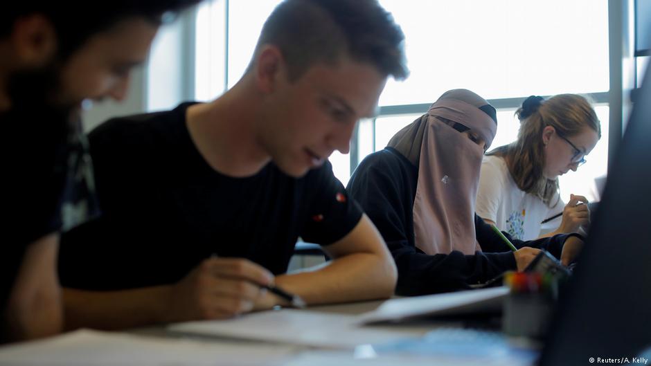 Meryem (second from right), 20, sits with classmates Ahmad, Kasper and Caroline (left to right) during a supplemental summer class on math B-A level in Aarhus, Denmark, 27 July 2018 (photo: Reuters/Andrew Kelly) 