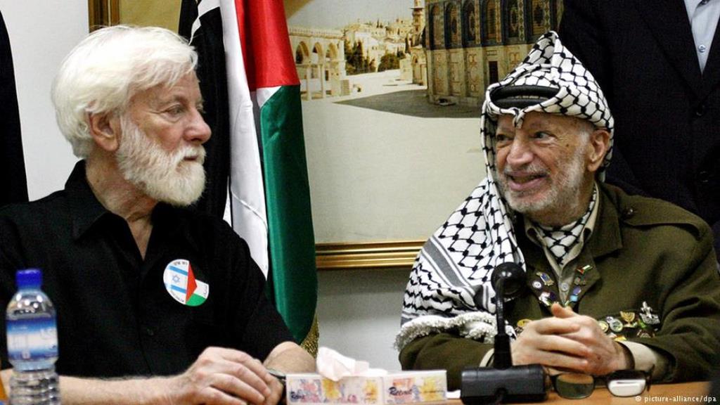 داعية السلام أوري أفنيري التقى عدة مرات ياسر عرفات مثلا هنا في رام الله عام 2004. Foto: picture-alliance/ dpa