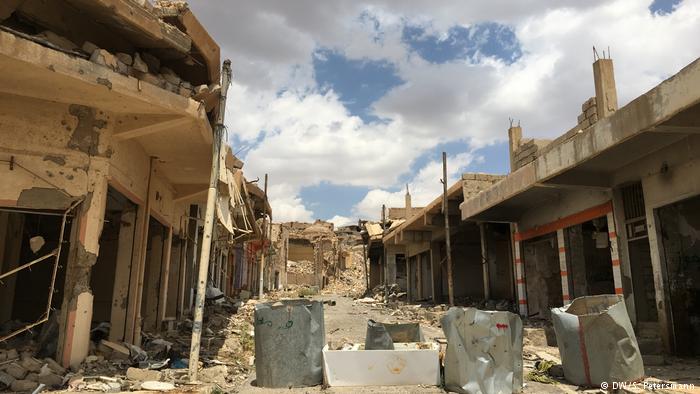 A street in Sinjar with an abandoned barricade (photo: DW/Sandra Petersmann)