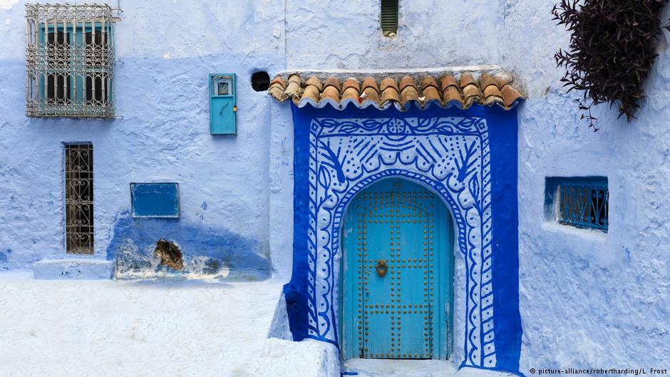 منظر باب تاريخي في مدينة شفشاون القديمة (المدينة الزرقاء) في المغرب.  Foto: picture-alliance