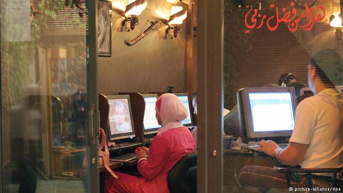 شباب عرب في محل إنترنت. Foto: dpa/picture-alliance