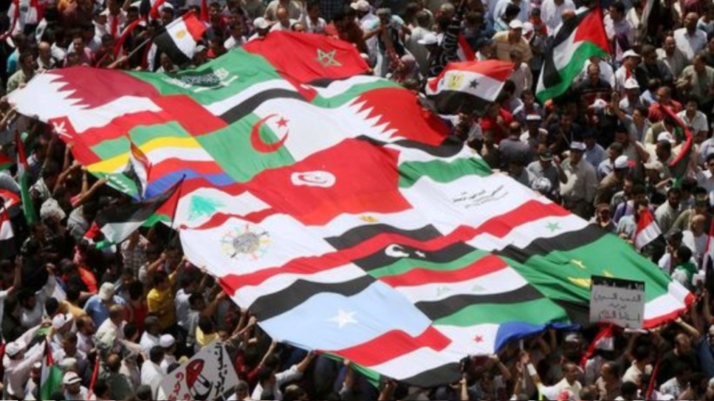 حشود جماهيرية تحمل أعلام الدول العربية في ميدان التحرير أثناء الربيع العربي في القاهرة - مصر picture alliance