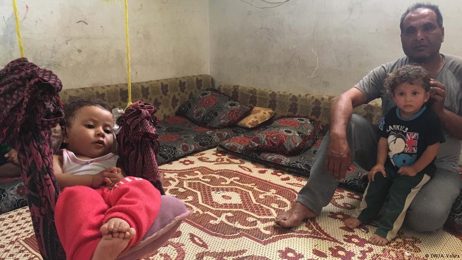 Folteropfer Mizyed Khalid Tahad mit seinen Kindern; Foto: Anchal Vohal/DW