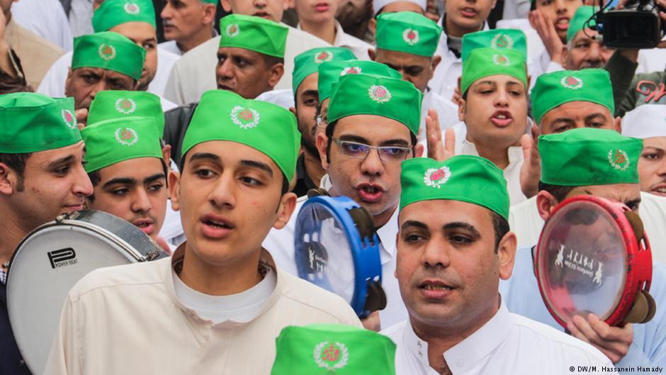 Junge Sufis feiern den Geburtstag von Imam Al Hussain in Saida Zeinab, Kairo; Foto: DW/Hasseinan Hamady