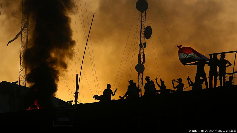 Demonstranten nach der Stürmung des zuvor von ihnen in Brand gesetzten Regierungsgebäudes in Basra am 7. September 2018; Foto: AP/picture-alliance