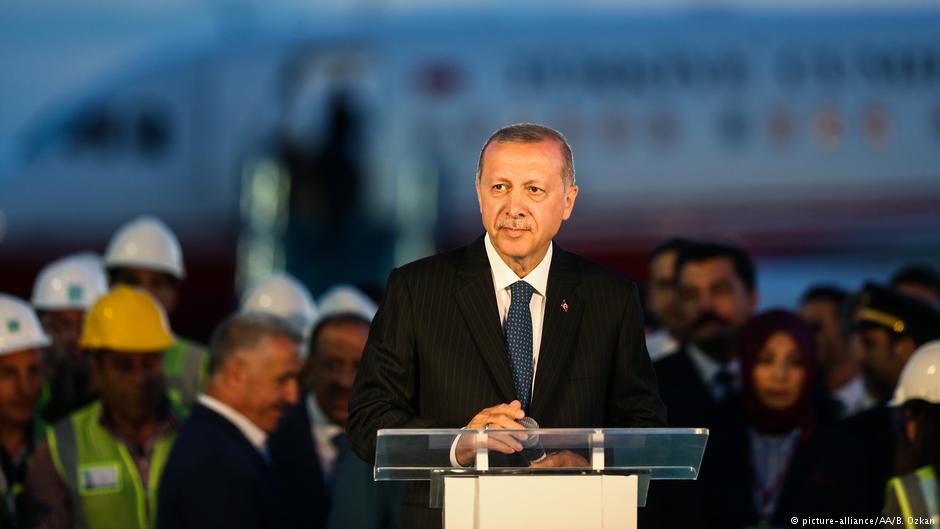 Erdoğan während einer Rede im Juni 2018 am neuen Flughafen von Istanbul; Foto: picture-alliance/AA