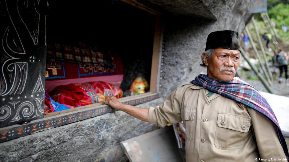 Einwohner von Tana Toraja an einem Felsgrab; Foto: Darren Whiteside/Reuters
