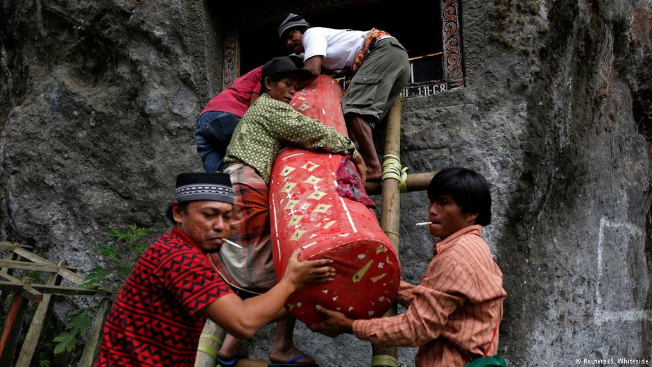 Transport eines Leichnams zu den Gräbern von Toraja; Foto: Darren Whiteside/Reuters