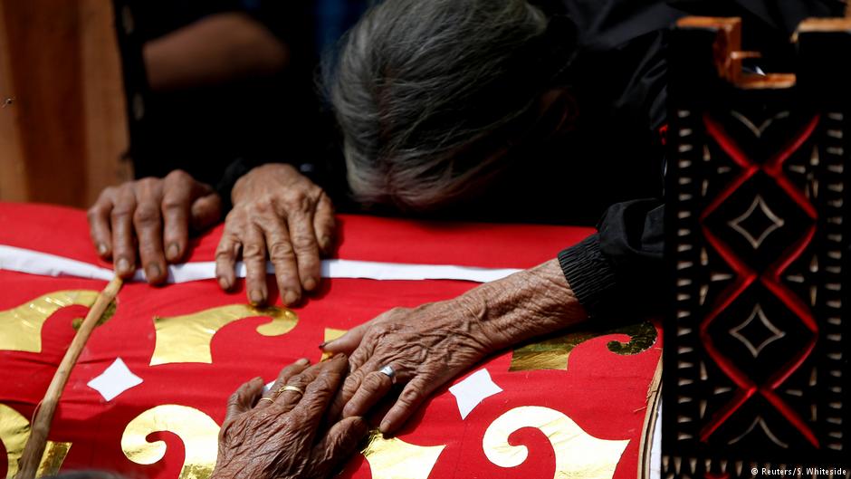 Menschen aus Toraja trauern um ihre toten Angehörigen; Foto: Darren Whiteside/Reuters