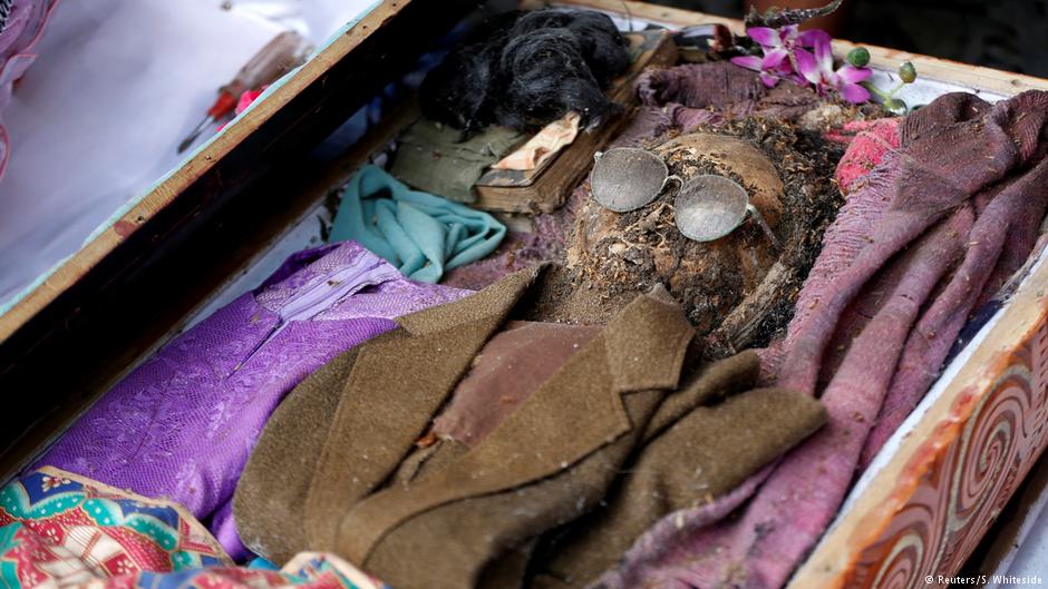 Mumifizierte Überreste eines Mannes nach der Sargöffnung durch Familienmitglieder in Loko'mata, einer traditionellen Grabstätte von Toraja, während des "Ma'nene"-Totenrituals in der Nähe von Rantepao (Nord-Toraja) in Sulawesi; Foto: Darren Whiteside/Reuters