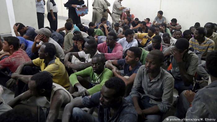 Migranten in einer Polizeistation in Rosetta in Ägypten; Foto: picture-alliance/dpa
