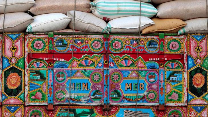 "Keep on trucking": Art on the move in Pakistan (photo: Caren Firouz/Reuters)