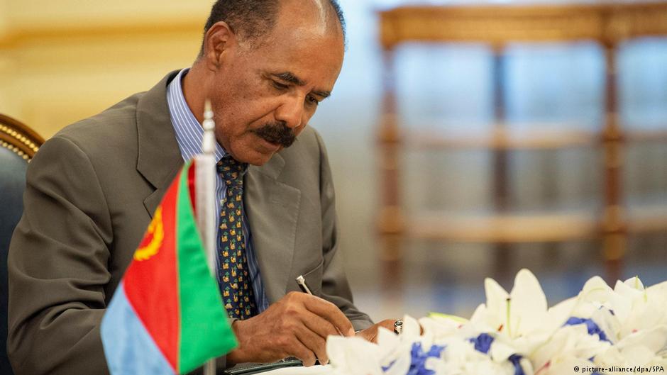 Eritreas Präsident Isaias Afwerki bei der Unterzeichnung des Freundschaftsvertrags im saudischen Dschidda; Foto: picture-alliance/dpa