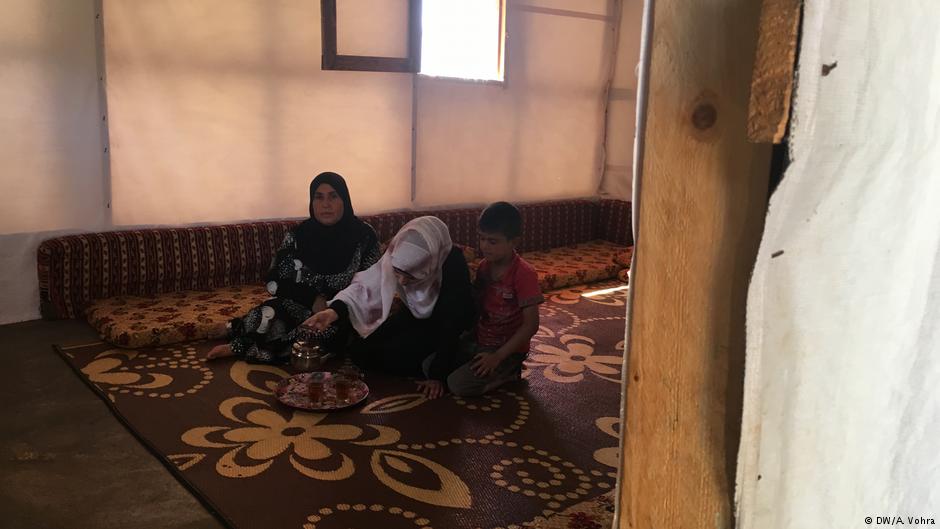 Muazzaz Ali, ihre Tochter Lama Farzad und deren Sohn in ihrem provisorischen Zuhause in einem libanesischen Flüchtlingslager; Foto: DW