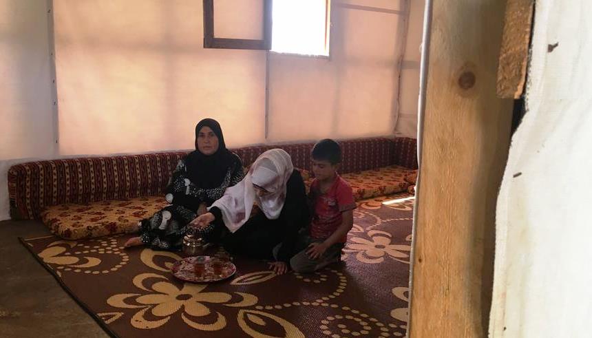 Muazzaz Ali, daughter Lama Farzad and grandson in their temporary home in a Lebanese refugee camp (photo: DW)