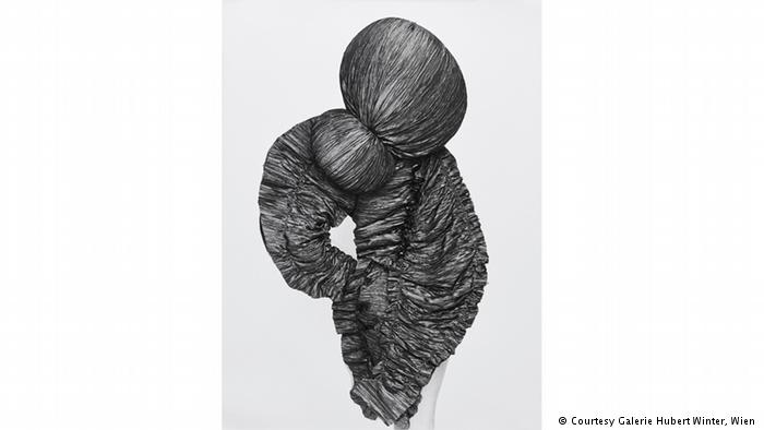 A photograph shows crinkled fabric knotted in a bun-like ball and hanging down (photo: Galerie Hubert Winter, Vienna)