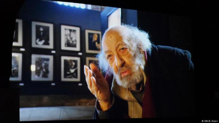 Ara Guler at the premiere of Osman Okkanʹs documentary "Ara Guler. A Legend of Istanbul" in Essen, 2016 (photo: DW)