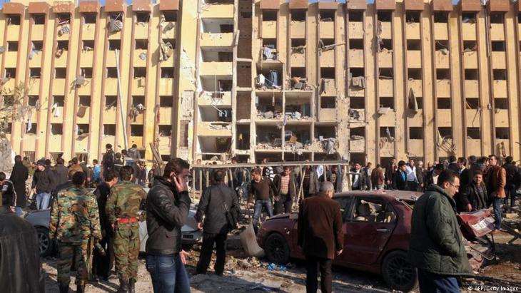 Syrer versammeln sich am 15. Januar 2013 am Ort einer Explosion außerhalb der Aleppo-Universität. (Foto: AFP/Getty Images).