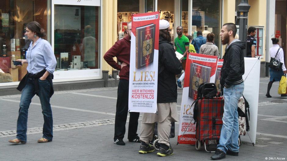 مسلمون سلفيون يوزعون نُسَخاً من القرآن باللغة الألمانية في إطار حملة "اِقرأ" بمركز مدينة بون.  (photo: DW/I. Azzam)