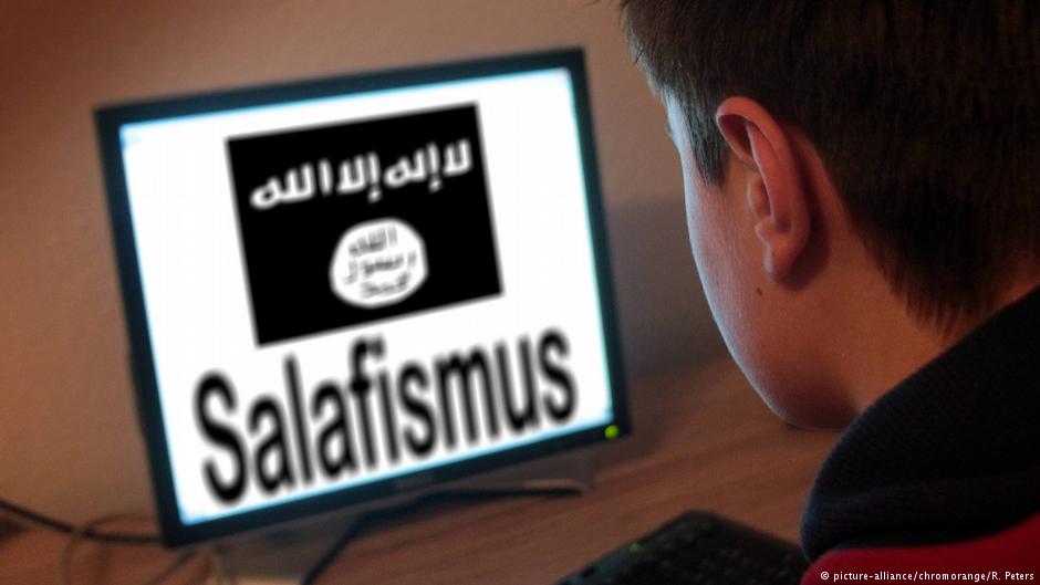 Jugendlicher verfolgt auf einem Bildschirm radikal-islamistische Propaganda im Netz; Foto: picture-alliance/chrom orange/ R. Peters