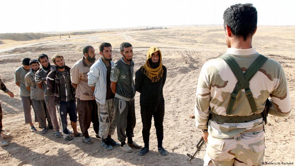 Von kurdischen Peschmerga-Einheiten festgesetzte IS-Kämpfer bei Kirkuk im Oktober 2017; Foto: Reuters