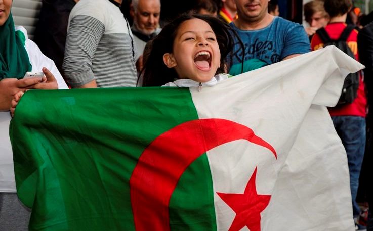 Scripps/NSCAA European Soccer: Kind mit algerischer Nationalfahne; Foto: E.W. Scripps School of Journalism, CC BY-SA 2.0 via flickr.com