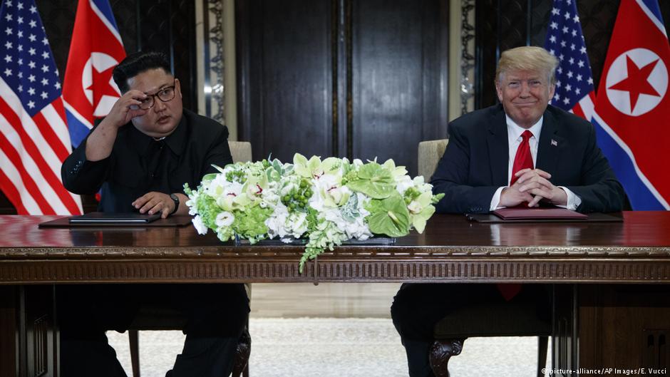 Donald Trump und Kim Jong Un am 12. Juni 2018 auf dem Nordkorea-Gipfel in Singapur; Foto: picture-alliance/AP