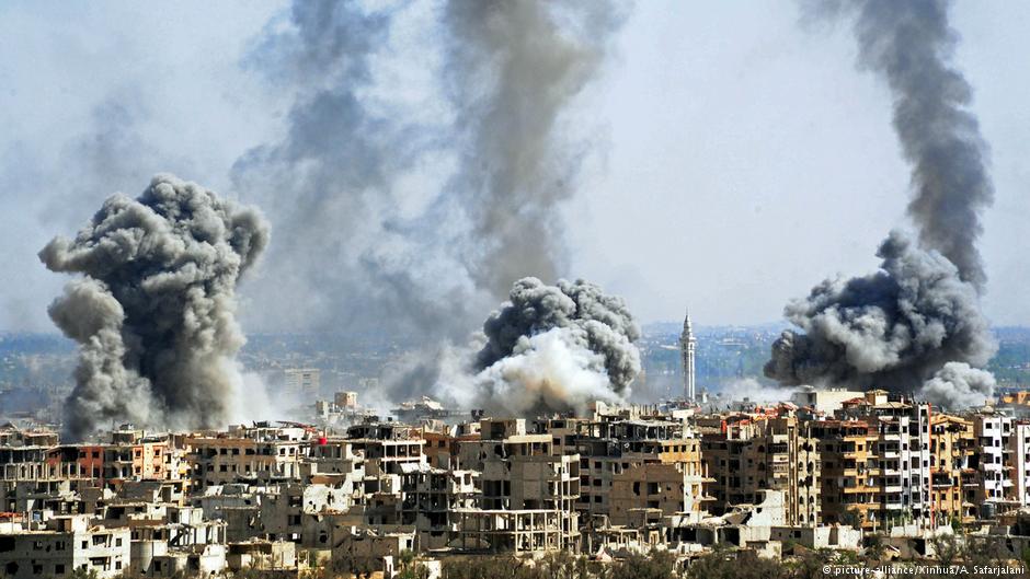 قصف بلدة دوما في دمشق - أبريل / نيسان 2018.  Foto: picture-alliance/Xinhua