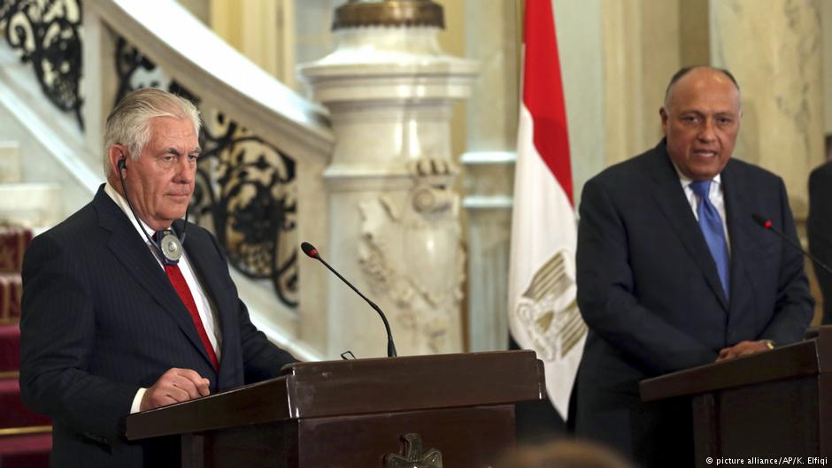 Der frühere US-Außenminister Rex Tillerson und sein ägyptischer Amtskollege Sameh Shukri; Foto: picture alliance/AP/K. Elfiqign minister, give a joint press conference on 12.02.2018 (photo: picture alliance/AP/K. Elfiqi)