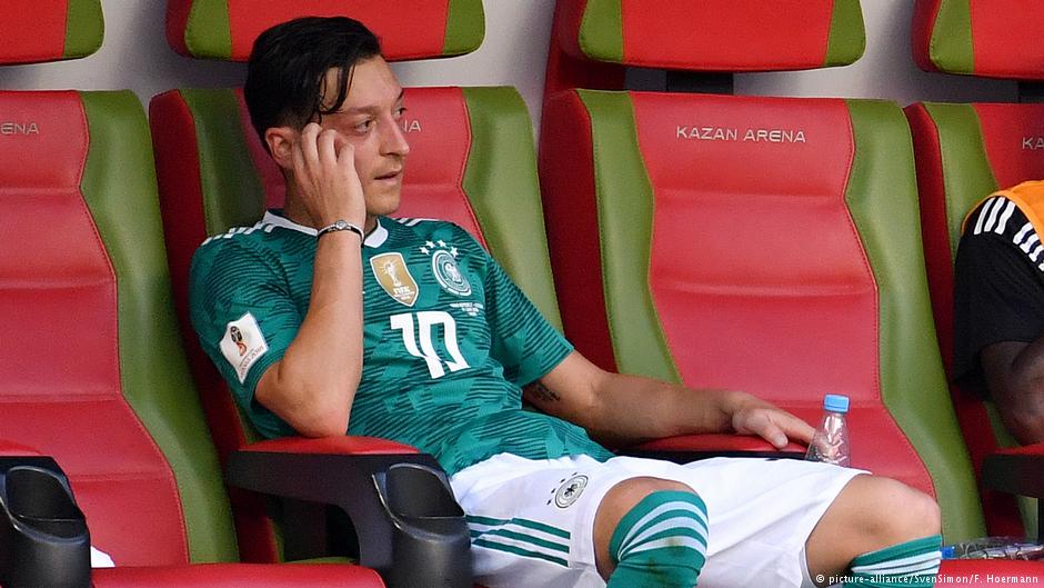 Enttäuschter Mesut Özil nach dem Vorrunden-Aus der deutschen Nationalmannschaft bei der WM in Russland im Juni 2018; Foto: picture-alliance