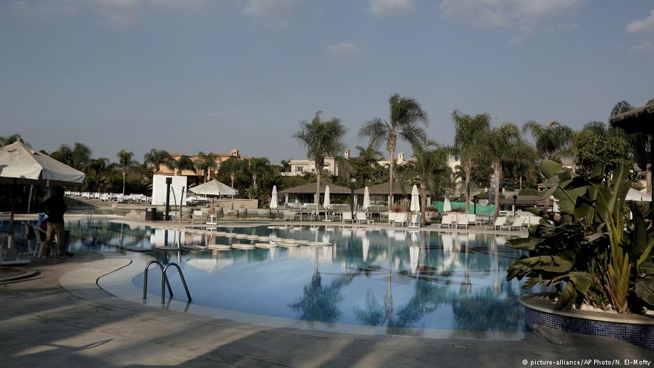 This photo shows a a pool inside a gated compound in Giza, Egypt: Similar gated developments are planned in the New Administrative Capital; November 2018 (photo: AP Photo/Nariman El-Mofty)