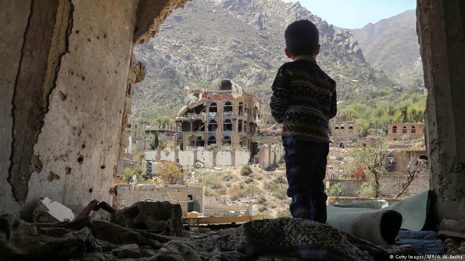 Kind steht in den Ruinen von Taiz, Jemen; Foto: Getty Images/AFP