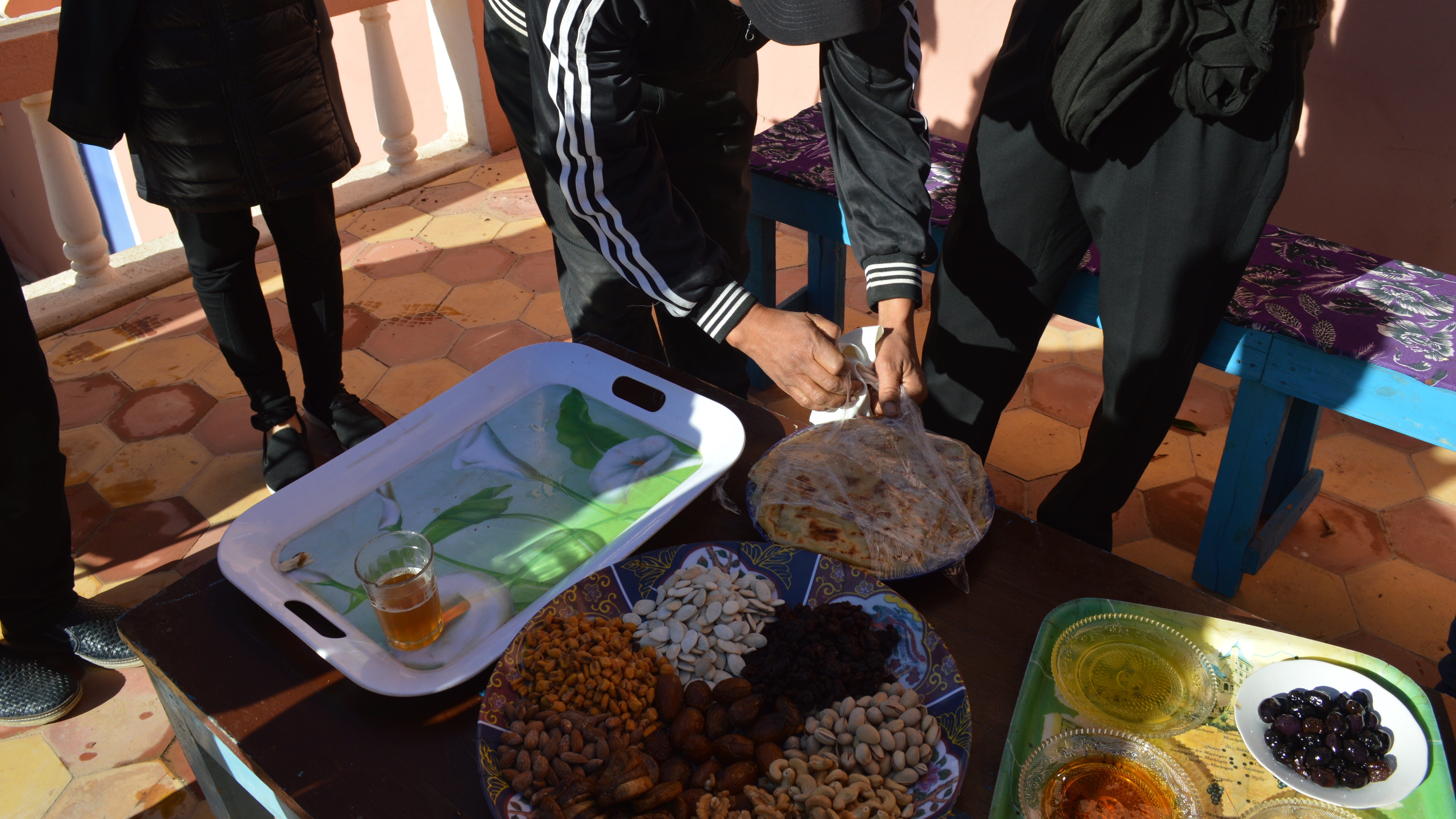 أعضاء من المجموعة المغربية المشاركة في مشروع مشتل أشجار آكريش في المغرب لمؤسسة الأطلس الكبير. (photo: Sarah Turkenicz) 