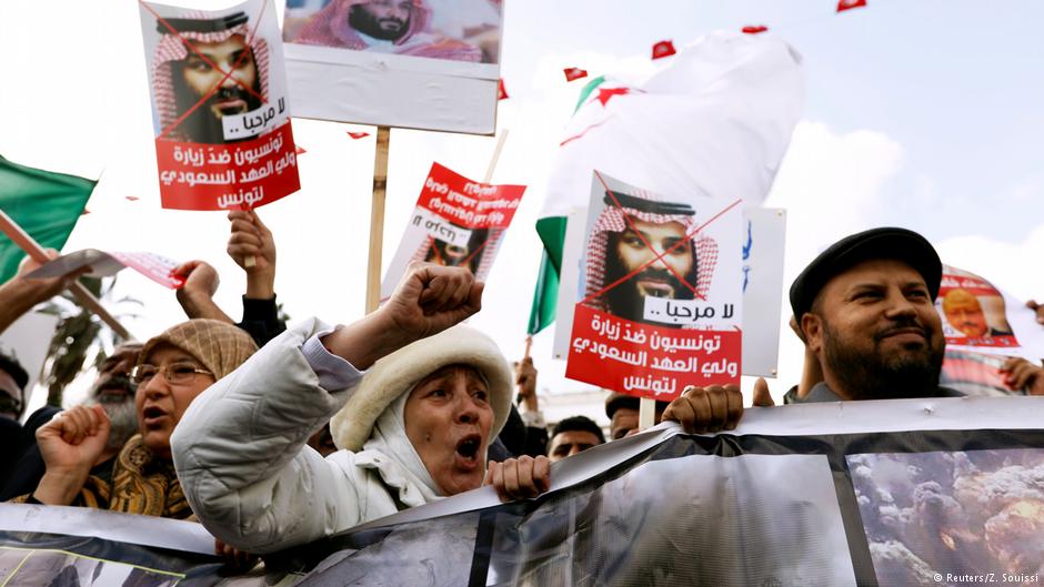 تونسيون محتجون على زيارة ولي العهد السعودي محمد بن سلمان إلى تونس 2018.  (photo: Reuters/Z. Souissi)