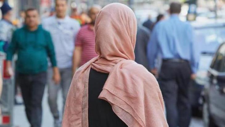 Eine muslimische Frau mit Kopftuch; Foto: Georg Wendt/dpa
