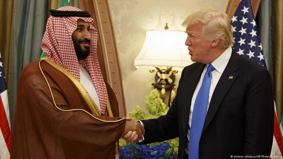 الرئيس الأمريكي ترامب وولي عهد السعودية محمد بن سلمان 2017 في الرياض.  Foto: picture-alliance/AP