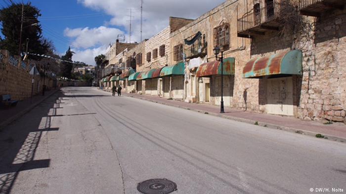 An empty shopping street in Hebron in the West Bank (photo: DW/H. Nolte)