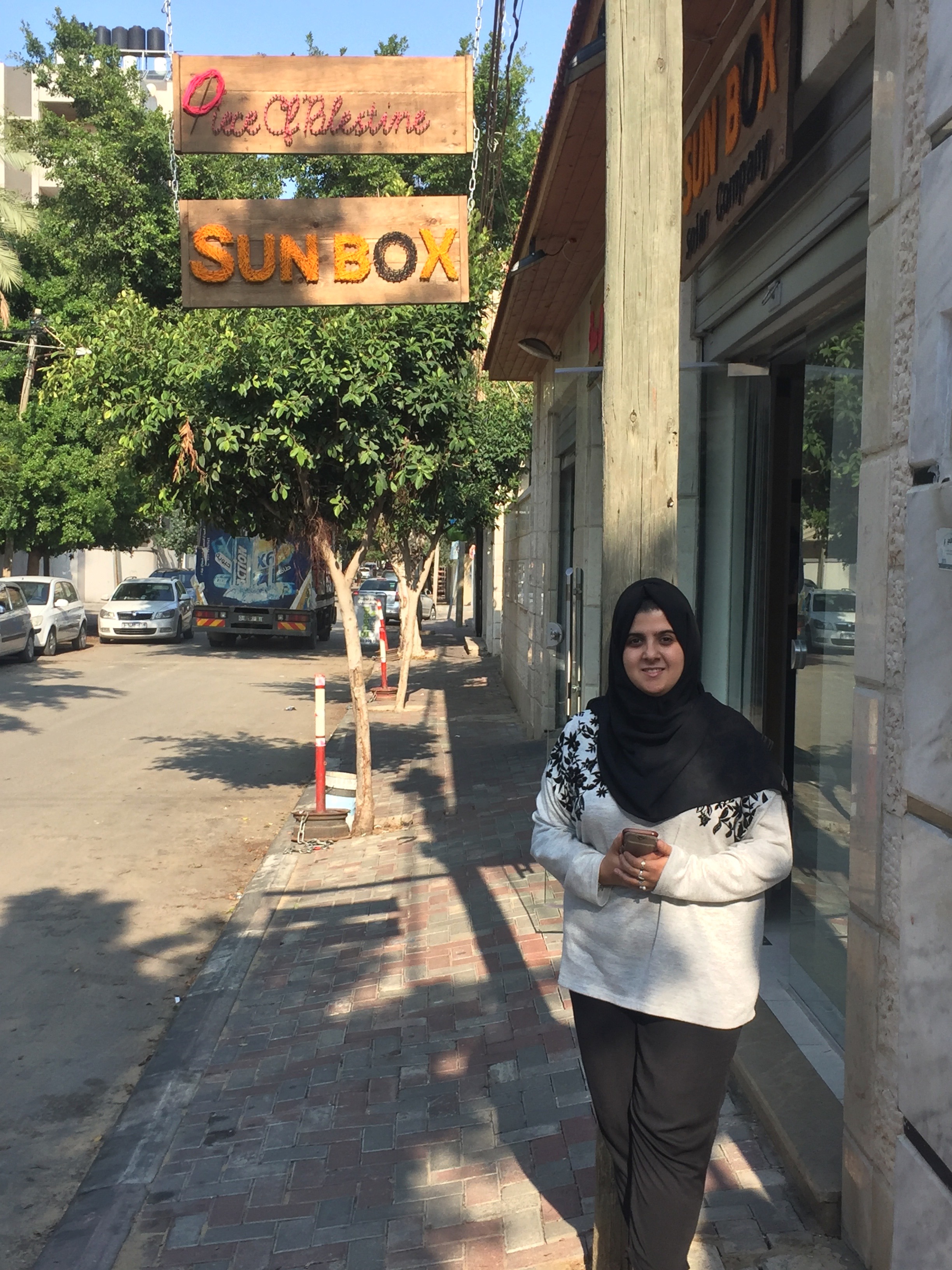 المهندسة مجد المشهراوي أمام مكتبها في مدينة غزة. Foto: Inge Günther
