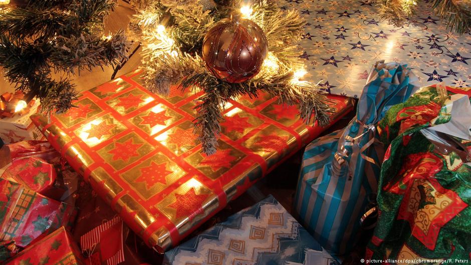Weihnachtsgeschenke unterm Tannenbaum; Foto: picture-alliance/dpa