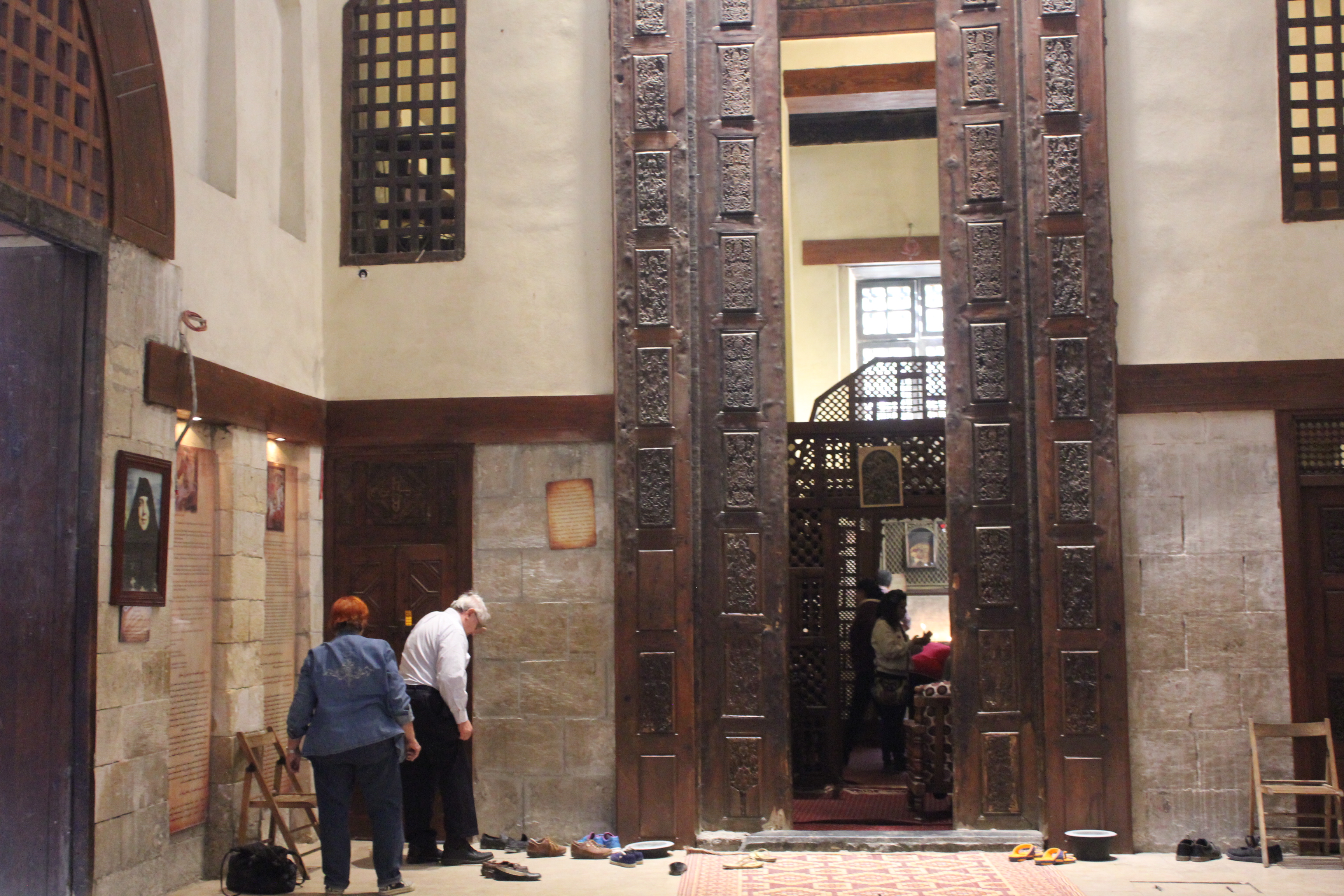 باحة دير مار جرجيس، حيث يتبرَّك الأقباط بالزيارة  - القاهرة - مصر. الصورة: ملهم الملائكة 