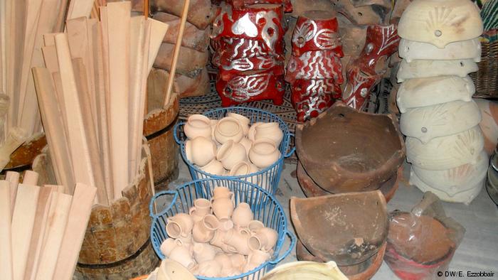 صناعات أمازيغية: أواني ومدافيء تعتمد على الطين وأخرى خشبية تستعمل كإناء لطهي وتقديم العصيدة