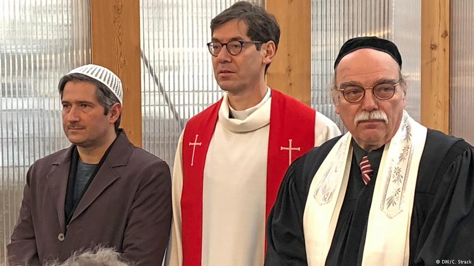 Imam Kadir, der evangelische Pfarrer Gregor Hohberg, Rabbiner Andreas Nachama (von links nach rechts) gehören zum Stiftungsrat des Projekts; Foto: DW/Christoph Strack