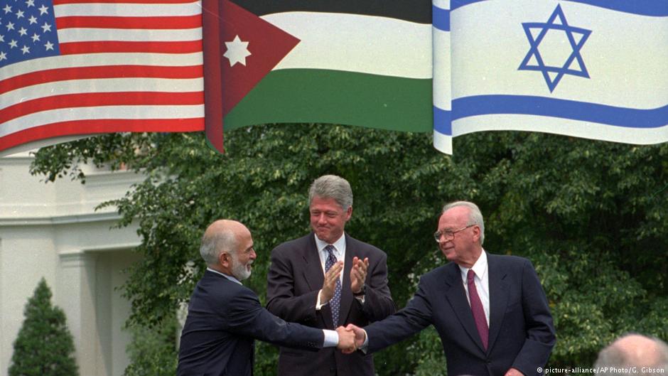 اتفاقية السلام الأردنية الإسرائيلية عام 1994. الملك الأردني حسين والرئيس الأمريكي بيل كلينتون ورئيس حكومة إسرائيل إسحاق رابين. Foto: picture-alliance/AP